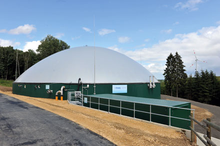 Zum intelligenten Stromverteilnetz von RWE Deutschland im Eifelkreis Bitburg-Prüm gehören auch neue Betriebsmittel wie diese Biogasanlage in Üttfeld.