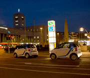 Das E-Mobilitätsangebot car2go kann nach 100 Tagen in Stuttgart eine positive Zwischenbilanz ziehen, mit Get eReady startet jetzt zudem ein Angebot für Flottenbetreiber. 