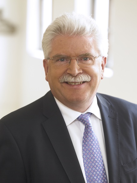 Bayerns Wirtschaftsminister Martin Zeil: Die Wiederbelebung des alten Namens Bayernwerk ist eine Verpflichtung gegenüber den Bürgerinnen und Bürgern des Freistaats.