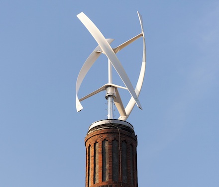 Bremens erste urbane vertikalachsige Windkraftanlage befindet sich auf einem Ziegelschornstein.
