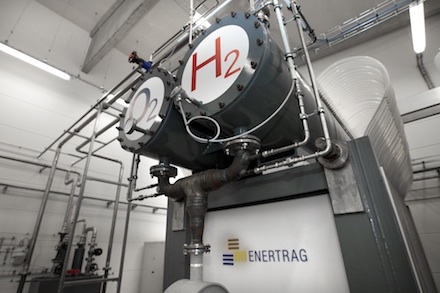 Das Hybridkraftwerk des Unternehmens Enertrag nutzt Windstrom zur Gewinnung von Wasserstoff. Nun soll es an das nationale Erdgasnetz angeschlossen werden.