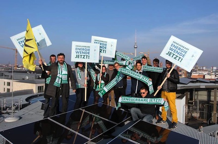 Mitarbeiter der Berliner Verbände haben sich dem bundesweiten Aktionstag gegen das Ausbremsen der Energiewende angeschlossen.