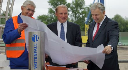 Berlins Regierende Bürgermeister, Klaus Wowereit (r.) und der Deutschland-Chef von Vattenfall, Tuomo Hatakka (m.) legen den Grundstein für das Heizkraftwerk in Berlin Lichterfelde.