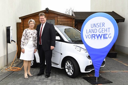 Dr. Arndt Neuhaus, Vorstandsvorsitzender der RWE Deutschland AG, zusammen mit Mülheims Oberbürgermeisterin Dagmar Mühlenfeld beim Auftakt von Smart-E.