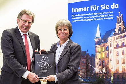 Hamburgs Umweltsenatorin Jutta Blankau übergibt symbolisch Konzessionsvertrag und Kooperationsvereinbarung an Stromnetz-Hamburg-Geschäftsführer Dietrich Graf.