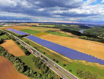 Eine der nun fertiggestellten Solarparks verläuft entlang der Autobahn A3.