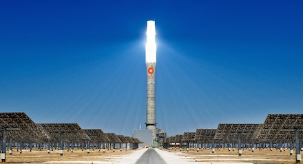 Gemasolar Sonnenkraftwerk in Spanien: Laut Delphi Energy Future 2040 setzen sich erneuerbare Energien bis 2040 weltweit durch.
