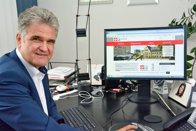 Bürgermeister Erwin Esser zeigt den neuen Internet-Auftritt der Stadt Wesseling.