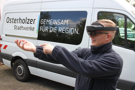Pilotprojekt: Osterholzer Stadtwerke setzen Mixed-Reality-Brille zur Fernunterstützung von Schalthandlungen ein.

