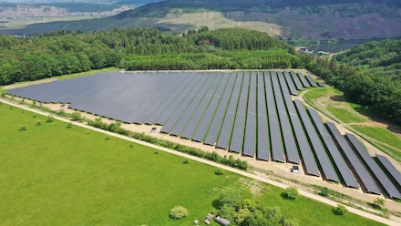 Der Solarpark Schleich an der Mosel wurde auf einem Weinberg errichtet.