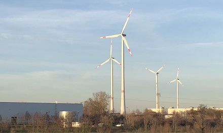 Sachsen ist von allen Flächenländern Schlusslicht beim Ausbau der Windenergie, wie hier am BMW-Standort in Leipzigs Norden.