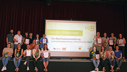 20 Vertreterinnen aus dem Landkreis Tirschenreuth erhalten ihre Teilnehmerurkunde für das Projekt „Startschuss kita.digital“ des Bayerischen Familienministeriums.