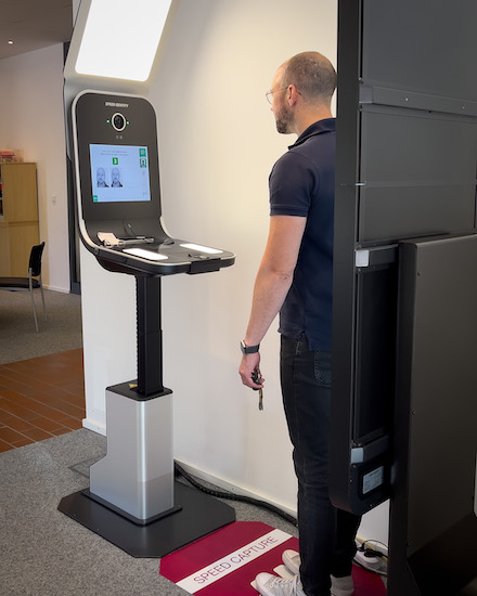 Das neue Self-Service-Terminal im Ahauser Bürgerbüro.