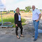 Bürgermeisterin Christina Rählmann und SWTE Netz-Geschäftsführer Tobias Koch verschafften sich einen Eindruck von den Tiefbauarbeiten zum Kalten-Nahwärme-Netz.