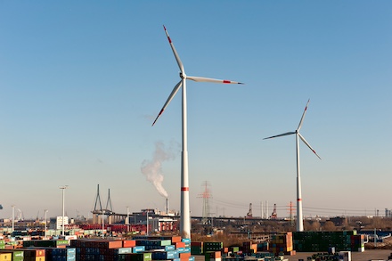 Der Hamburger Hafen will vermehrt mit dem neugegründeten Joint Venture Erneuerbare Hafenenergie Hamburg vermehrt auf erneuerbare Energien setzen.