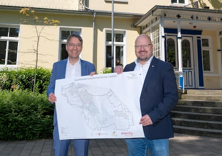 enercity-Vorstandsmitglied Marc Hansmann (l.) und Laatzens Bürgermeister Kai Eggert geben den Startschuss für die kommunale Wärmeplanung sowie für die Mobilitätsoffensive.