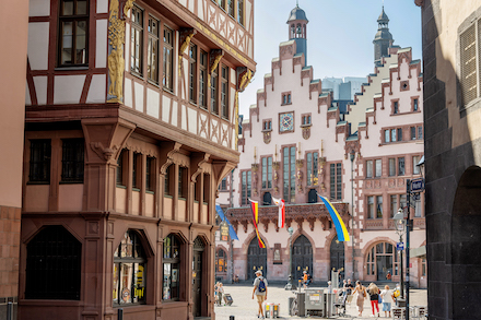 Die Stadt Frankfurt am Main will sich gemeinsam mit Darmstadt und Wiesbaden bis 2030 zum volldigitalen Leistungsanbieter entwickeln. 