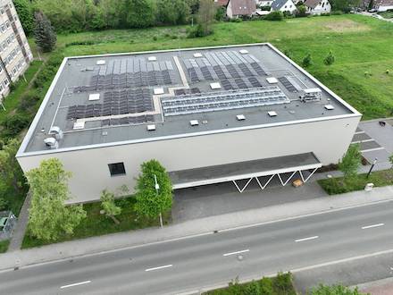 In der Weimarer Nordstraße befindet sich eine der beiden Sporthallen, die jetzt Photovoltaikstrom liefern.
