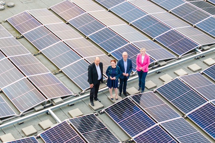 Auf dem mit Photovoltaik ausgestatteten Dach des Heinrich-Hertz-Europakollegs in Bonn.