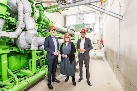 Oberbürgermeister Belit Onay, enercity-Aufsichtsratsvorsitzende Anja Ritschel und enercity-Vorstand Marc Hansmann an einem der fünf Motoren des neuen Biomethan-BHKW.
