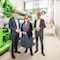 Oberbürgermeister Belit Onay, enercity-Aufsichtsratsvorsitzende Anja Ritschel und enercity-Vorstand Marc Hansmann an einem der fünf Motoren des neuen Biomethan-BHKW.