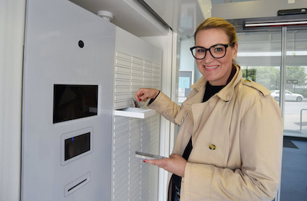 Augsburg: Oberbürgermeisterin Eva Weber hat ihren neuen Personalausweis an der DokBox abgeholt.
