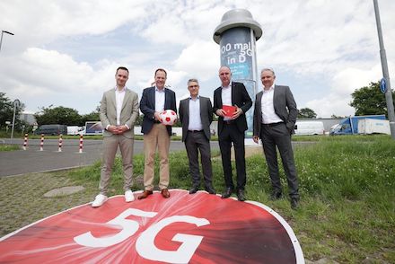 Einweihung der 100. 5G-Litfaßsäule in Düsseldorf.* 