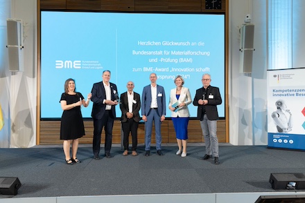 BMWK und BME haben 2024 die Bundesanstalt für Materialforschung und -prüfung prämiert. Der begehrte Award wurde auf dem „Tag der öffentlichen Auftraggeber“ am 20. Juni in Berlin verliehen.