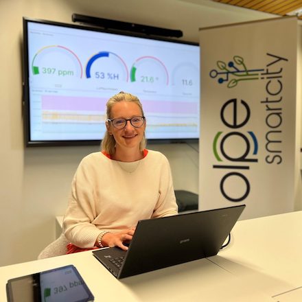 Michaela Halbe, Projektmanagerin Smart City Olpe, überprüft die Visualisierung der Sensordaten.  