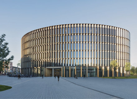 Das Rathaus Freiburg im Stadtteil Stühlinger gilt als erstes öffentliches Netto-Plusenergie-Bürogebäude der Welt.
