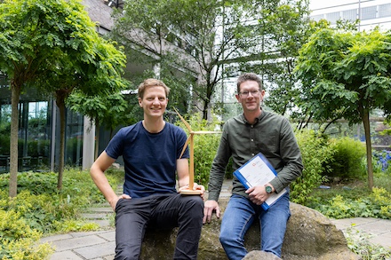 Projektentwickler Philipp Richter (l.) und Abteilungsleiter Maximilian Wolf (r.) vom Erneuerbare-Energien-Team der Stadtwerke Münster freuen sich über den Genehmigungsbescheid für die Windenergieanlage Lemgo.