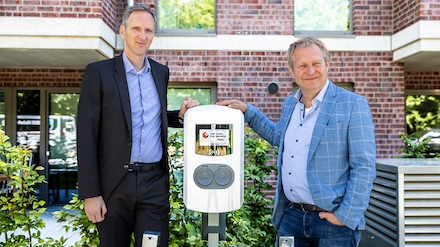 Der Geschäftsführer der HEnW Michael Prinz (l.) und Umwelt- und EnergiesenatorJens Kerstan bei der Besichtigung des neuen Wohnquartiers Stellinger Terrassen in Hamburg.