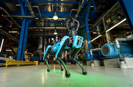 Der Roboter-Hund NEO unterstützt das Kraftwerksteam der Stadtwerke Münster bei der Überwachung der technischen Anlagen.