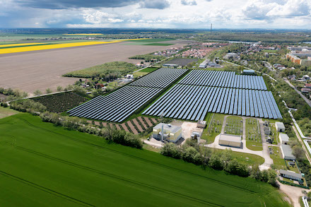 Deutschlands größte Solarthermieanlage entsteht in  Lausen-Grünau bei Leipzig. 