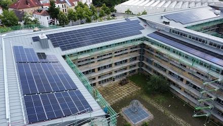 Die Solaroffensive beginnt auf dem Dach des Landratsamts Bayreuth.