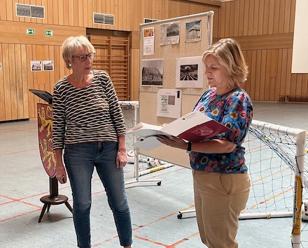 Klimaschutzministerin Katrin Eder (r.) überreicht Bürgermeisterin Annette Wick den Förderbescheid.