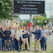 Aalens Oberbürgermeister Frederick Brütting (3.v.re.) freut sich gemeinsam mit Erstem Bürgermeister Wolfgang Steidle (5.v.re.), Mitgliedern des Gemeinderats sowie Projektbeteiligten der Stadtverwaltung über den Start des neuen Parkleitsystems. 