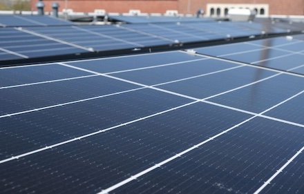 Solaranlage auf dem Dach des Haupthauses des Regionalverbands Ruhr in Essen.