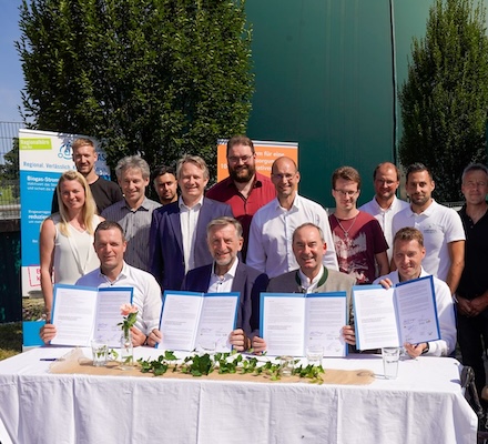 Bayerns Energieminister Hubert Aiwanger bei der Unterzeichnung des Positionspapiers „Biogasproduktion in Bayern sichern".