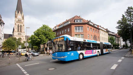 Die Stadt Münster testet, ob sich der Busverkehr mittels KI beschleunigen lässt. 