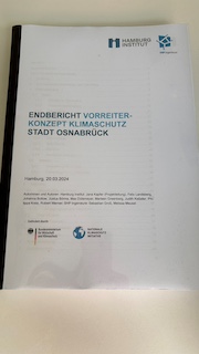 Bis 2040 soll die Kommunalverwaltung klimaneutral sein. Das steht unter anderem im Vorreiterkonzept Klimaschutz. Ein Werk mit mehr als 300 Seiten – hinzu kommt ein umfangreicher Anhang.