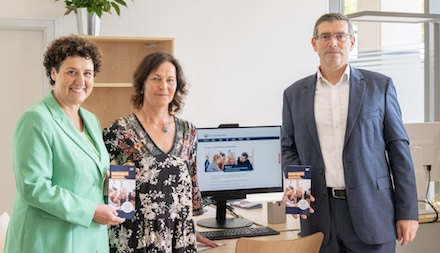 Potsdam: Sozialbeigeordnete Brigitte Meier (l.) und Staatssekretär Uwe Schüler eröffnen das Serviceterminal für die Onlinebeantragung von Wohngeld.