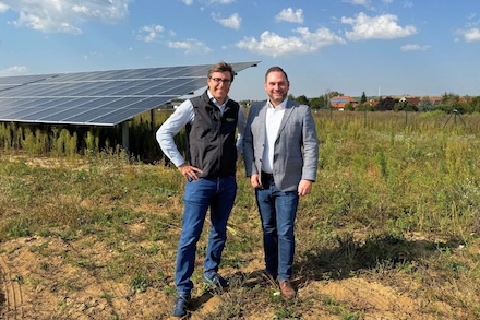 Matthias Bielek, Bürgermeister von Dettelbach (r.), und Pascal Lang, Vorstandsvorsitzender EGIS, trafen sich zur Inbetriebnahme der Freiflächen-Solaranlage in Mainson