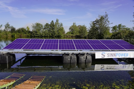 Auf der Wasserfläche von Klärbecken wurden PV-Module installiert.