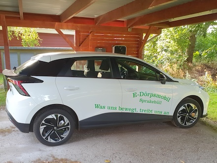 Elektromobilität auf dem Land: Wegen Sprakebülls klimafreundlicher Mobilität wurde die Gemeinde Klimakommune des Monats.