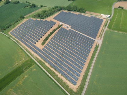 Der Solarpark in kann Strom für rund 2.600 Haushalte liefern.